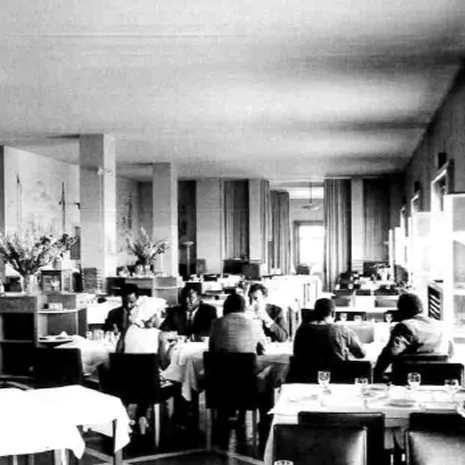 A black-and-white picture of the delegate's restaurant in the Palais des Nations can be seen.